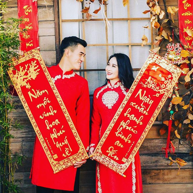 Tiền đạo Nguyễn Tiến Linh chào xuân Kỷ Hợi bằng bức ảnh tươi thắm bên bạn gái Ngọc Quyên. Bộ ảnh được chụp sau khi anh chàng cùng đội tuyển Việt Nam trở về từ Asian Cup 2019.