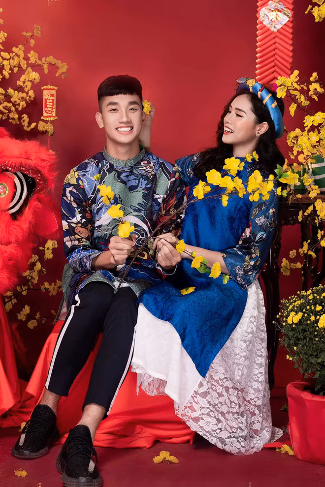 Tuy nhiên, Trọng Đại bị soi rằng chiếc quần không phù hợp với bộ áo dài mình đang mặc.