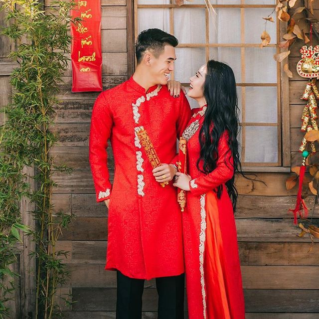 Tuy nhiên, chỉ đúng ngày Tết, Tiên Linh và Ngọc Quyên mới tung ra những hình ảnh đầu tiên. Cầu thủ Việt Nam này trông lịch lãm, hào hoa với áo dài cách tân màu đỏ cùng quần âu. Nụ cười tươi tắn, tình cảm bên cạnh người đẹp đem lại cảm giác an lành, hạnh phúc.