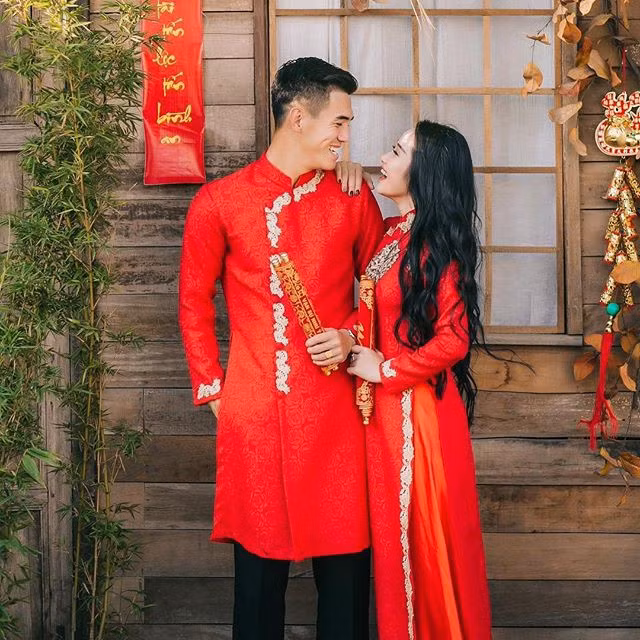 Tuy nhiên, chỉ đúng ngày Tết, Tiên Linh và Ngọc Quyên mới tung ra những hình ảnh đầu tiên. Cầu thủ Việt Nam này trông lịch lãm, hào hoa với áo dài cách tân màu đỏ cùng quần âu. Nụ cười tươi tắn, tình cảm bên cạnh người đẹp đem lại cảm giác an lành, hạnh phúc.