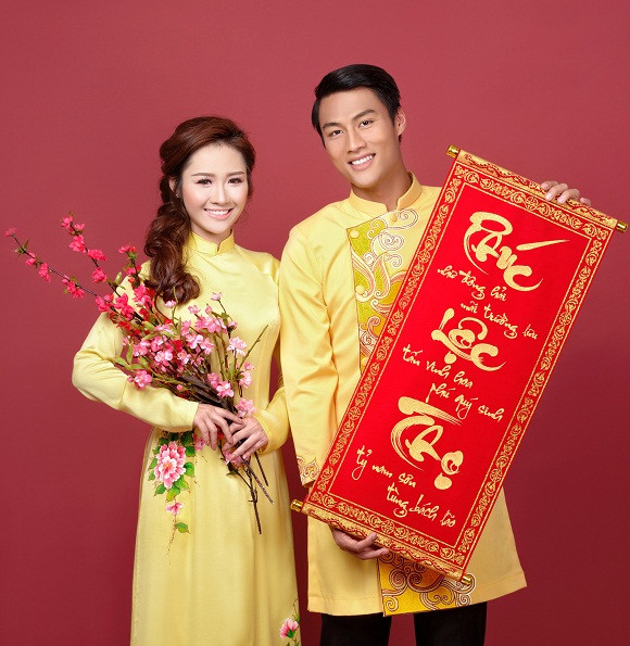 Trong chiếc áo dài vàng cùng quần màu đen, cựu tiền đạo đội tuyển Việt Nam khoe sự rạng ngời cực sang của mình.