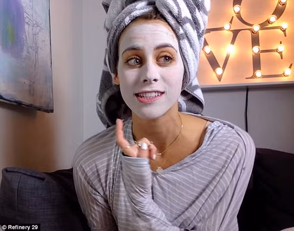 Để vượt qua những khó khăn khi không có điện thoại, Lucie Fink quyết định đến phòng tập thể hình. Thay vì lãng phí quá nhiều thời gian lướt mạng xã hội, cô thư giãn bằng việc đọc sách, làm đẹp và gặp gỡ, tán gẫu với bạn bè. Mặc dù nhận ra tác hại của tình trạng nghiện điện thoại, Lucie vẫn không ngăn được cảm giác phấn khích trước viễn cảnh được đoàn tụ với chiếc điện thoại của mình.