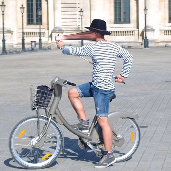 Smartphone và dụng cụ selfie hay còn gọi là gậy tự sướng là hai người bạn đồng hành trong mọi chuyến đi của chúng ta.