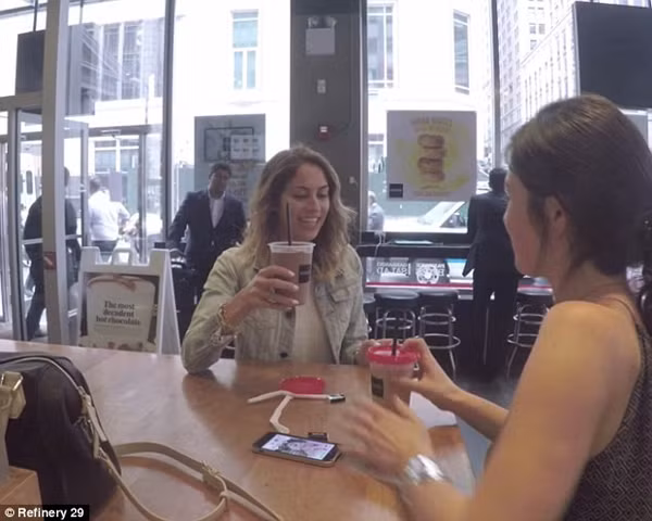 Trong cuộc sống hàng ngày, chiếc điện thoại thông minh giúp Lucie Fink cũng như chúng ta cập nhật tin tức, dự báo thời tiết, kiểm tra email, báo thức và ghi nhớ công việc. Nhưng khi xa nó, thế giới của chúng ta quay trở lại trật tự cũ. Lucie Fink chia sẻ không có điện thoại cô phải tự hỏi đường, mua đồng hồ báo thức nhưng bù lại cô có thể giao tiếp được với nhiều người hơn, dành thời gian nhiều hơn cho bản thân mình.