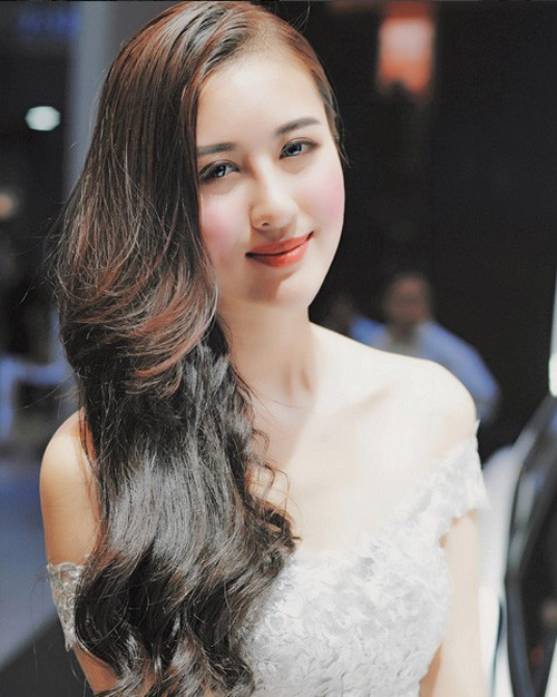 Với 53.000 người theo dõi trên mạng Instagram, những bức ảnh mà hotgirl Hà Lade đăng tải luôn nhận được nhiều lượt like (thích). Sau khi công khai chuyện tình cảm với anh chàng Hà Quang Dũng, Instagram của Hà Lade có nhiều lượt theo dõi hơn trước đây. Tổng cộng hot girl xinh đẹp có hơn 208.000 lượt thích trên mạng xã hội Instagram.