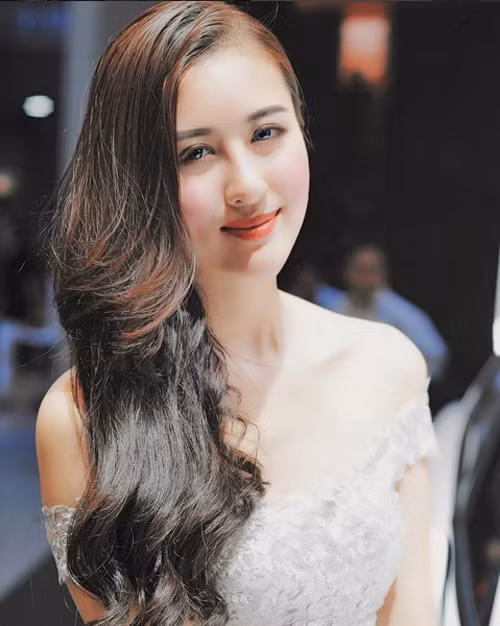 Với 53.000 người theo dõi trên mạng Instagram, những bức ảnh mà hotgirl Hà Lade đăng tải luôn nhận được nhiều lượt like (thích). Sau khi công khai chuyện tình cảm với anh chàng Hà Quang Dũng, Instagram của Hà Lade có nhiều lượt theo dõi hơn trước đây. Tổng cộng hot girl xinh đẹp có hơn 208.000 lượt thích trên mạng xã hội Instagram.