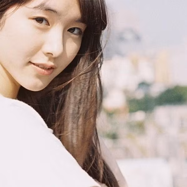 Tuy nhiên trong một lần đến tham quan trang trại nơi Erika làm việc, nhắm thấy cô công nhân có ngoại hình nổi trội, gương mặt xinh xắn, một nhà sản xuất phim đã gửi lời mời đến cô gái 9X này về làm diễn viên. Không ngần ngại, Erika đã nắm bắt cơ hội và thử vận may của mình.