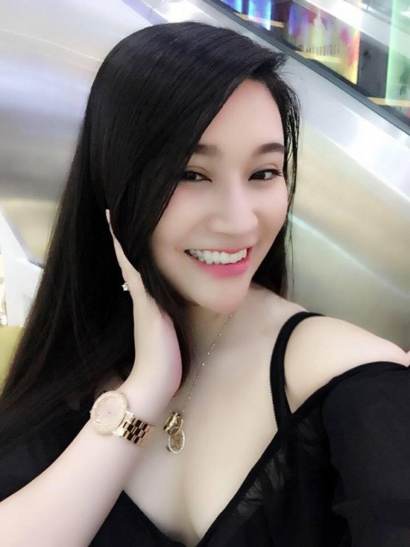 Mọi người biết đến Dạ Ly là một hot girl có ngoại hình đầy đặn cùng gương mặt thông minh, cá tính và nụ cười lanh lợi, khác với những hot girl cùng thời.