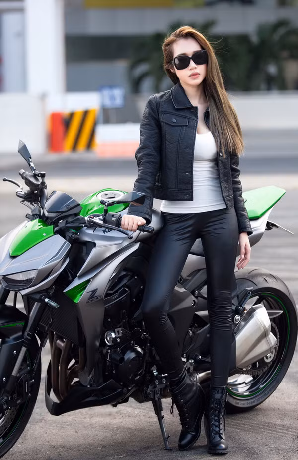 Sắp tới, cô sẽ trở lại showbiz trong một dự án điện ảnh. Elly Trần cũng vừa đảm nhận vai trò đại sứ Lễ hội Khinh khí cầu Quốc tế Huế 2016 trong chuỗi sự kiện festival Huế sắp diễn ra.