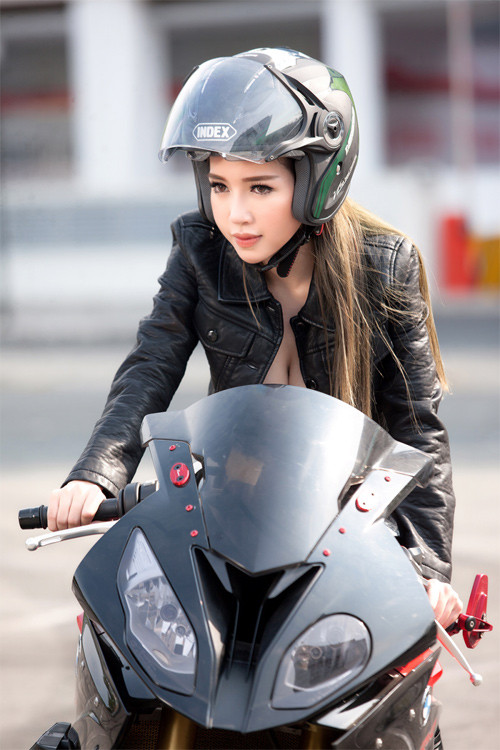 Với bộ cánh mạnh mẽ và thần thái gợi cảm đến từ gương mặt và vóc dáng, cô nàng hot girl nổi tiếng - Elly Trần đã mang đến một hình tượng mới lạ trong mắt công chúng.