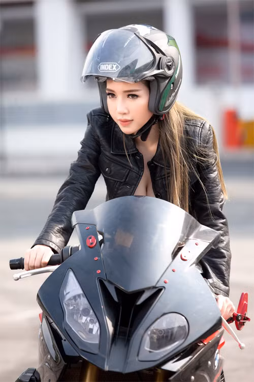 Với bộ cánh mạnh mẽ và thần thái gợi cảm đến từ gương mặt và vóc dáng, cô nàng hot girl nổi tiếng - Elly Trần đã mang đến một hình tượng mới lạ trong mắt công chúng.