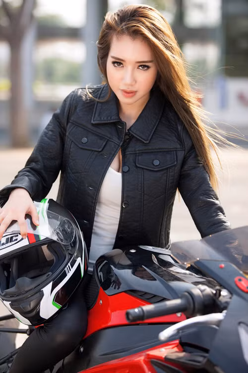 Mặc dù ít tiếp xúc với những chiếc xe phân khối lớn, thế nhưng hot girl xinh đẹp này không mất nhiều thời gian để làm quen.