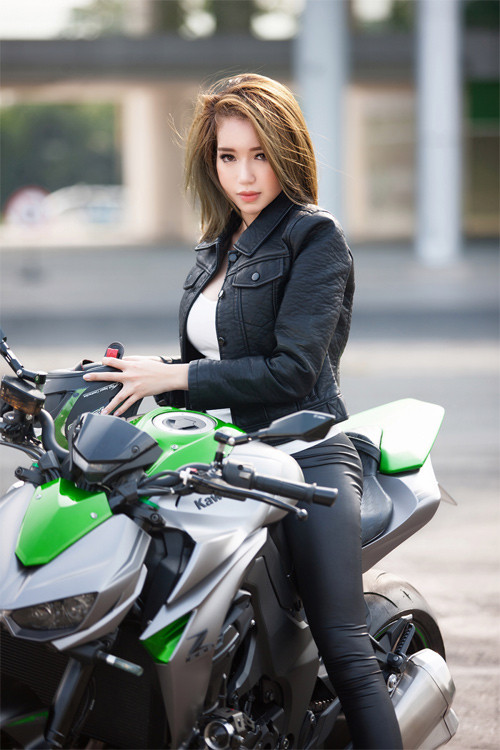 Vẻ phóng khoáng, mạnh mẽ của bộ ảnh của Elly Trần được toát ra tới từ trang phục khá năng động của chẳng khác nào những diễn viên hành động, với áo thun trắng khoét sâu, áo khoác da bụi bặm và quần tregging da bó sát, khoe khéo vòng 3 “bốc lửa” và vòng eo 54 cm.