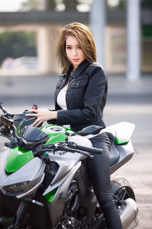 Vẻ phóng khoáng, mạnh mẽ của bộ ảnh của Elly Trần được toát ra tới từ trang phục khá năng động của chẳng khác nào những diễn viên hành động, với áo thun trắng khoét sâu, áo khoác da bụi bặm và quần tregging da bó sát, khoe khéo vòng 3 “bốc lửa” và vòng eo 54 cm.