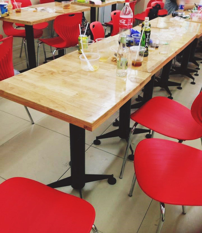 Sau được chia sẻ trên MXH, hàng ngàn bình luận dưới bài đăng kể trên đều bày tỏ việc không thể chấp nhận những hình ảnh có phần xấu xí của một bộ phận sinh viên.