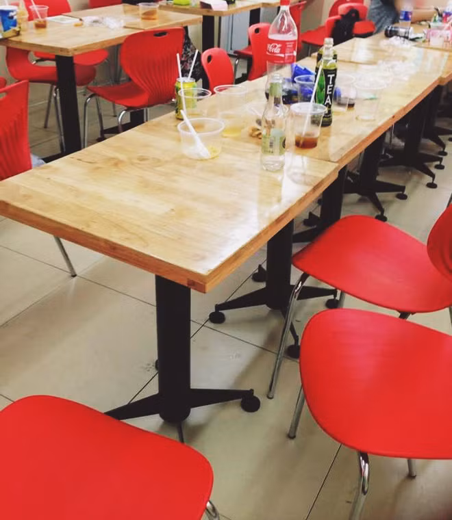 Sau được chia sẻ trên MXH, hàng ngàn bình luận dưới bài đăng kể trên đều bày tỏ việc không thể chấp nhận những hình ảnh có phần xấu xí của một bộ phận sinh viên.