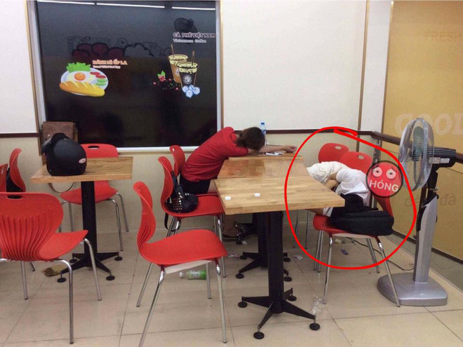 Nhiều bạn trẻ chỉ mua 1 ly mì cũng ngồi cả ngày, chiếm diện tích hay thậm chí một số sinh viên còn bày bừa rất nhiều đồ, khiến cho nhân viên cửa hàng tiện lợi ở đây ngao ngán phải thu dọn.