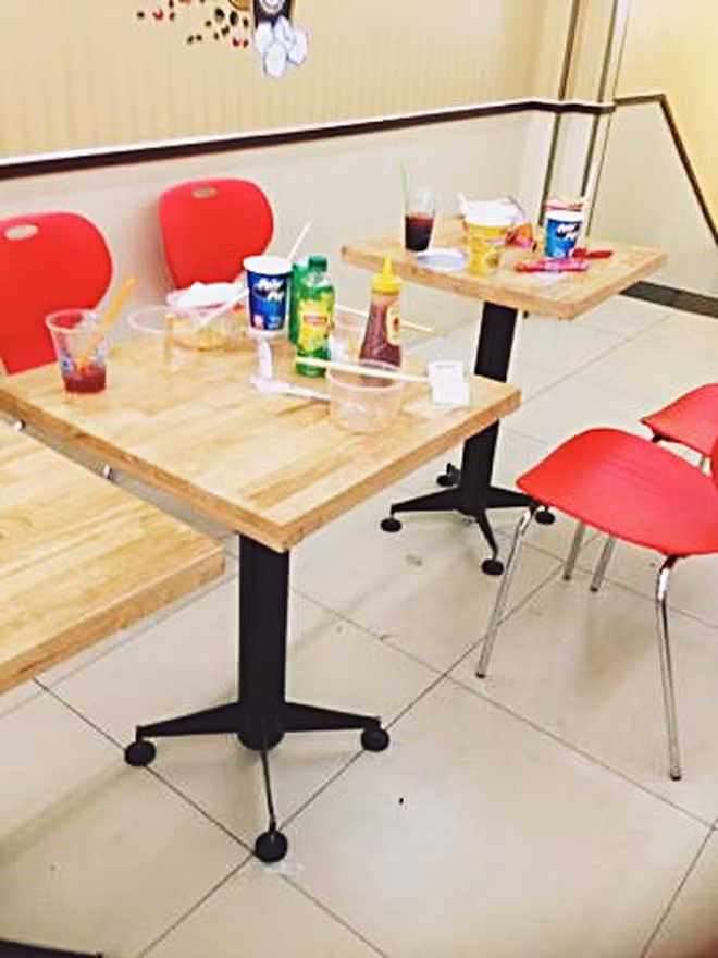 Thậm chí nhiều bạn còn "tình nguyện" mang cả áo khoác, gối đến nằm ngủ, còn điều hòa đã có cửa hàng lo.