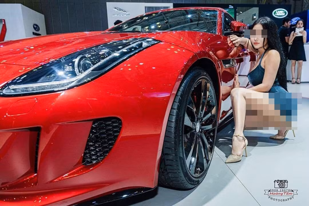 Trong sự kiện của ngành ô tô tại TP HCM, Ngọc Phụng không chỉ tại dáng bên xe ô tô Vinfast mà cô nàng còn "vật vã" bên nhiều hãng xe khác.