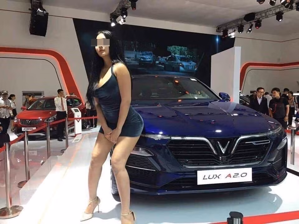 Chẳng hiểu vô tình hay cố ý, trong một số bức hình khi cố tạo dám cúi người, cô gái còn để tuột váy xuống, lộ nhũ hoa.