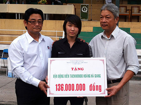 Trước hoàn cảnh của Hà Giang, nhiều hoạt động từ thiện trên địa bàn TP HCM đã được thực hiện. Trận bóng đá giữa CLB nữ TP HCM và CLB Doanh nhân Sài Gòn gần đây quyên góp được 136 triệu đồng để ủng hộ giúp cựu võ sĩ trẻ này vượt qua khó khăn.