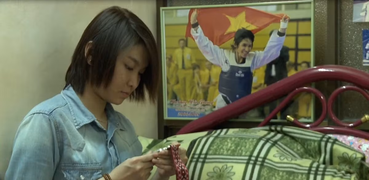 Năm 2013, cô lại bị tai nạn giao thông gãy chân và phải nghỉ làm hơn nửa năm để điều trị song song hai căn bệnh.