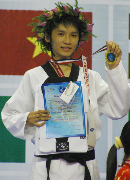 Võ sĩ Taewondo Hoàng Hà Giang đứng trên bục nhận tấm HCB Asiad 2006 tại Doha - Qatar.