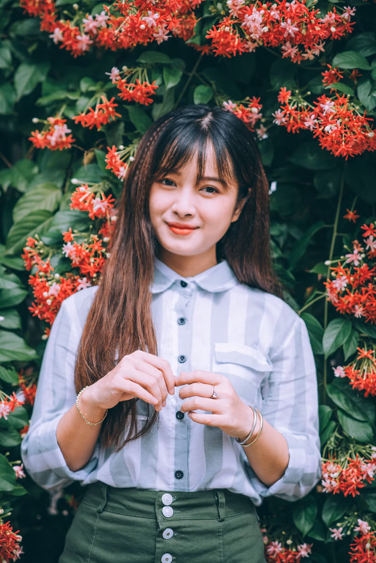 Ai đã từng xem qua bộ phim học trò "Người thương năm ấy" chắc hẳn không quên "chị đại" Lan Chi đanh đá, kiêu kì và cực ấn tượng với cách diễn xuất của cô nàng thủ vai diễn, đó là nữ sinh trường nghệ thuật Quân đội Trần Ngọc Bảo Uyên.