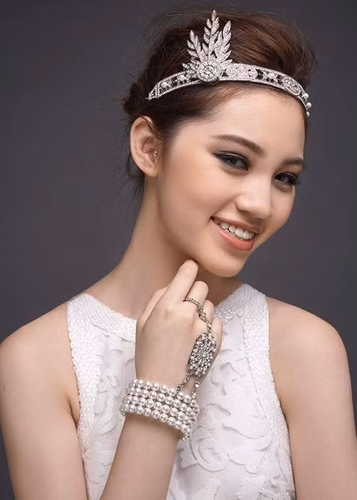 Bên cạnh đó, trên trang cá nhân của mình, Jolie Nguyễn cũng thường xuyên chia sẻ những hình ảnh về các chuyến đi sang trọng cùng những bữa tiệc đẳng cấp chỉ cần nhìn cũng đủ trầm trồ.