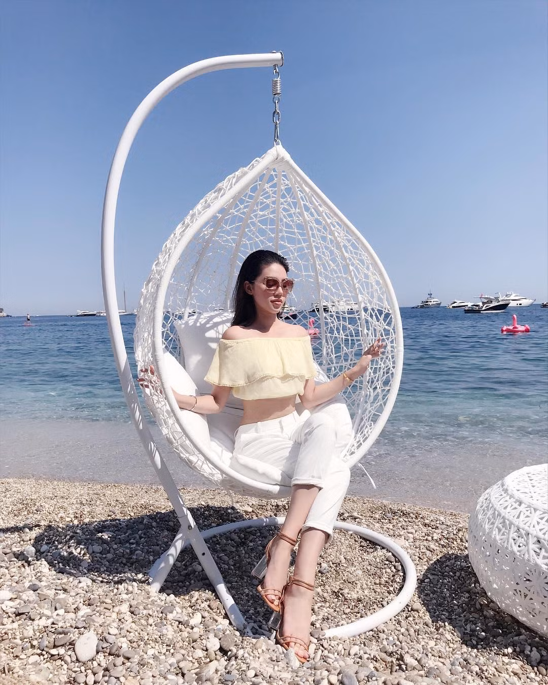 Jolie Nguyễn có tên thật là Nguyễn Phương Mai (SN 1997), từng đăng quang danh hiệu Hoa hậu Thế giới Người Việt tại Úc năm 2015. Hiện tiểu thư con nhà giàu này đang có ý định về Việt Nam học và theo đuổi con đường diễn xuất.