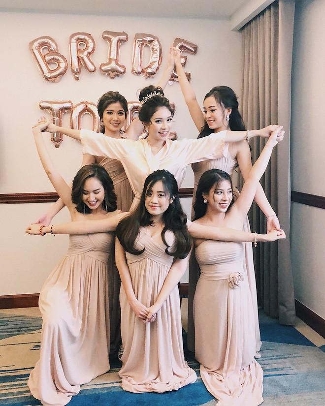 Nhiều cô dâu cũng "đau đầu" vì đám bạn thân quá xinh đẹp, làm sao để có thể nổi bật mà không thua kém những đứa bạn thân "nhân vật phụ" mang tên phù dâu.