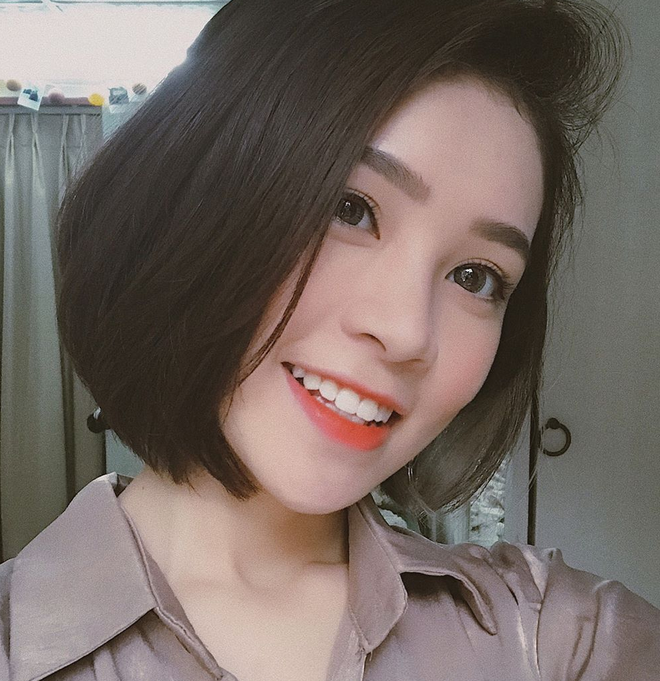 Thế nhưng, khi dàn phù dâu toàn hot girl trang điểm và ăn mặc giống nhau, người xem bỗng thấy phân tâm bởi trước mắt không chỉ cô dâu là người xinh đẹp nhất mà ngay cả đội nhân vật phụ cũng vô cùng nổi bật.