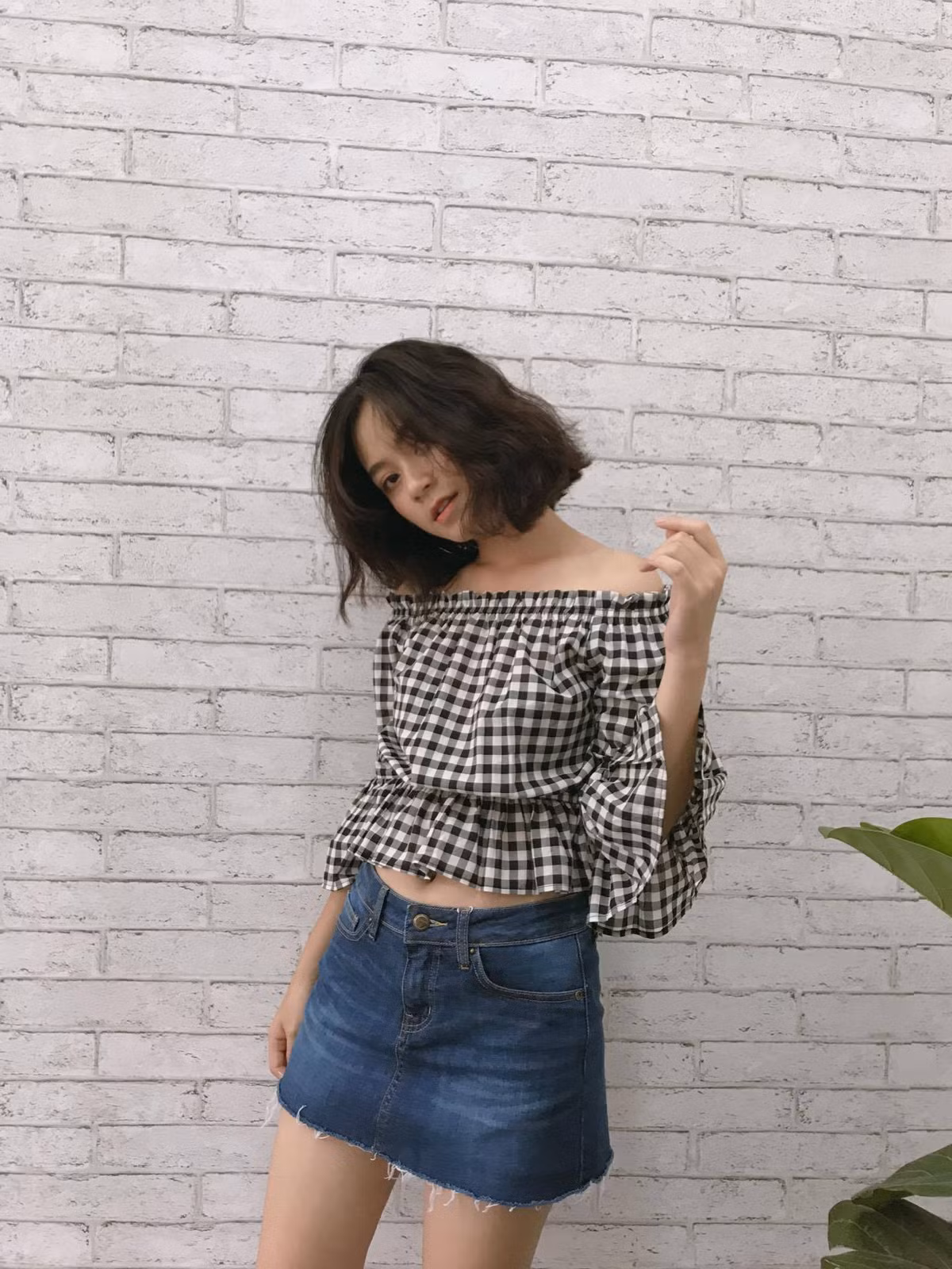 Kiếm tiền bằng giọng hát, bằng vẻ bề ngoài việc nhận phải luồng ý kiến trái chiều là điều Trang Ly khó thể tránh được. Tuy nhiên, cô bạn 9X của vùng đất cao nguyên mạnh dạn chia sẻ: "Mới nghe thì cũng buồn, cũng tự ti nhưng nghĩ lại, mình như nào người ta mới thuê mình chứ ? Và những đồng tiền mình làm ra bằng chính mồ hôi, nước mắt của mình chứ không hề đi xin hay vụ lợi ai nên càng làm mình thêm bản lĩnh và cứng cỏi hơn".