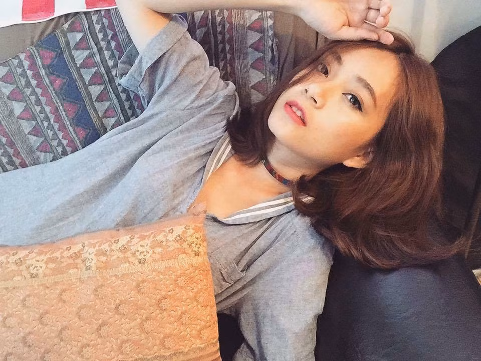 Đam mê âm nhạc nhưng điều kiện gia đình không cho phép nên Ly phải gác ước mơ học nhạc chuyên nghiệp ở Sài Gòn để học nhạc ở quê. Từ đây, cô gái 9x bắt đầu đi hát cho các tụ điểm âm nhạc ở Buôn Mê Thuột để tích lũy kinh nghiệm và hơn hết là được sống với đam mê.