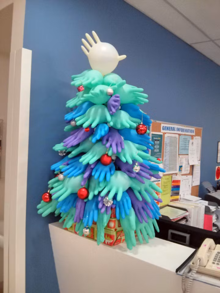 Găng tay cao su dùng trong phẫu thuật cũng được sử dụng...