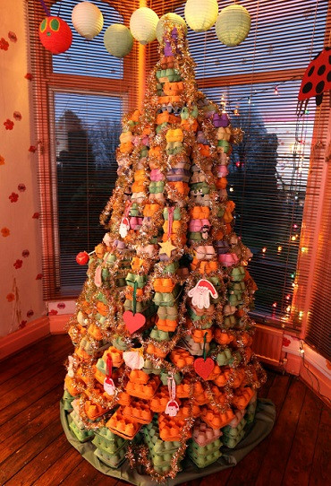 Được làm từ đủ mọi chất liệu như găng tay, vỏ chai và thậm chí cả bao cao su, những “cây thông Noel” dưới đây chắc chắn sẽ khiến bạn ngạc nhiên. Một người phụ nữ ở Huddersfield, nước Anh, đã tự tay làm một “cây thông” bằng cách xếp chồng các hộp đựng trứng lên nhau.