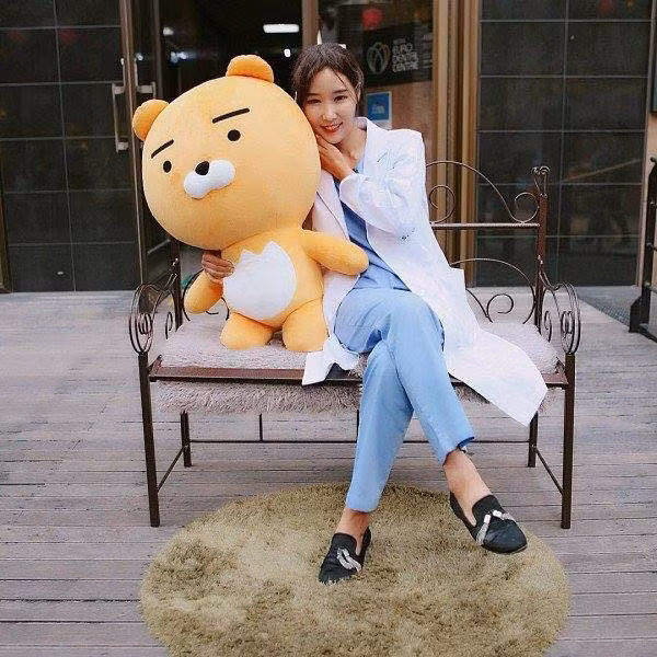 Sau khi phát sóng, cái tên Lee Soo Jin ngay lập tức trở thành từ khóa được tìm kiếm nhiều nhất trên cổng thông tin ở Hàn Quốc. Mọi người vô cùng ngỡ ngàng với nhan sắc thật của người mẹ 50 tuổi, nhiều người còn tò mò tìm đến trang cá nhân của người mẹ và muốn biết làm thế nào cô có thể để duy trì được nhan sắc tuyệt vời này.