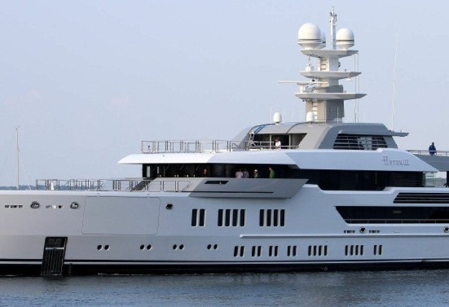 Ông từng bán một du thuyền năm 2011 với giá 28,75 triệu USD.