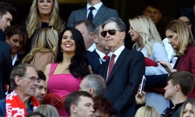 Ông có vợ là Linda Pizzuti Henry - một phụ nữ xinh đẹp và thường xuất hiện dự khán các trận đấu cùng chồng. Nếu như nhiều người được sở hữu tài sản từ cha mẹ thì ông sinh ra trong một gia đình nông dân ở Mỹ.