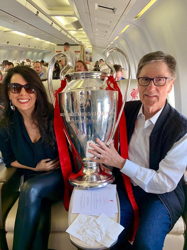 Khi ở tuổi đôi mươi, ông tiếp quản trang trại từ cha và bán ngô, đậu nành.