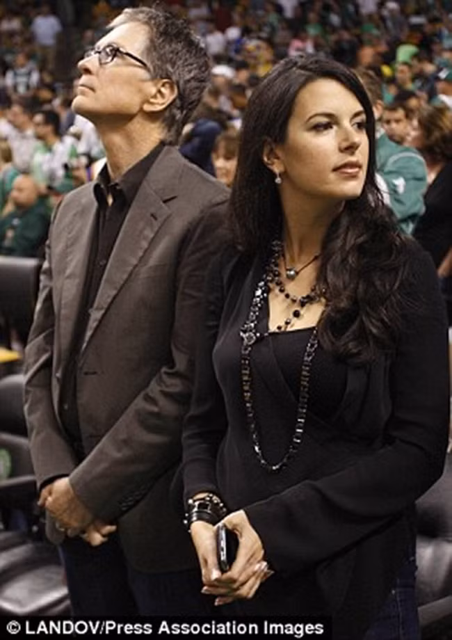 Sau khi tốt nghiệp trung học, John William Henry học đại học ở California nhưng bỏ học và vẫn chưa có bằng đại học.