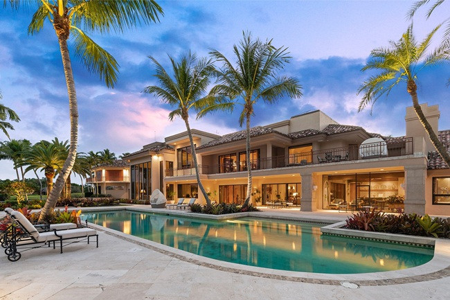 Biệt thự này rộng 2500m2 nằm ở Florida, 7 phòng ngủ và 15 phòng tắm.