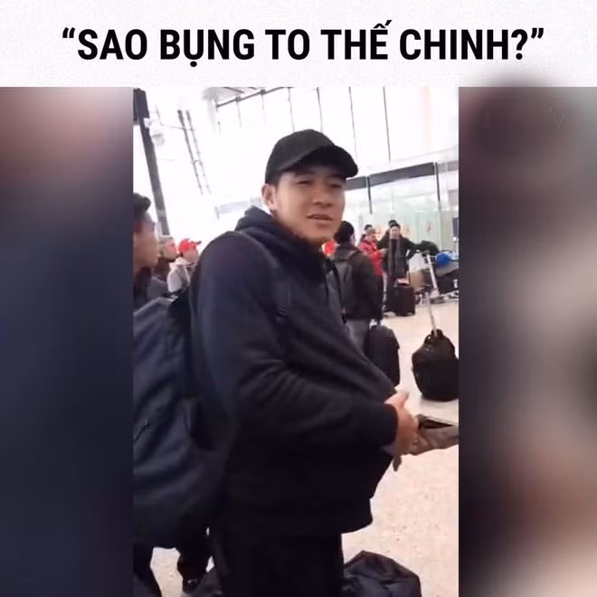 Trong lúc chờ máy bay để chuẩn bị về Việt Nam sau U23 châu Á, Đức Chinh khiến đồng đội bật cười sau khi nhét bóng vào bụng, giả vờ làm bụng bầu.