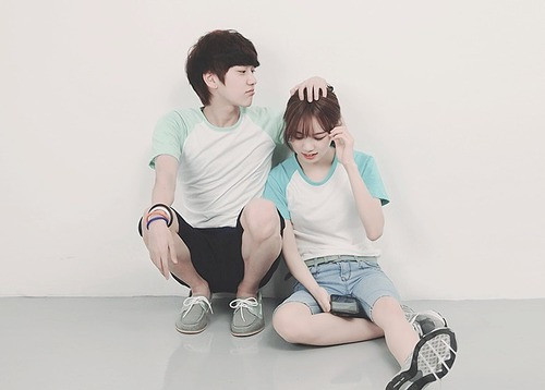 Đặc biệt, trong bộ ảnh tình yêu đầy màu sắc tình cảm của cặp đôi xứ Kim Chi có thể thấy chàng trai và cô gái có sự chênh lệch về chiều cao đến ngạc nhiên, cô gái chân ngắn trông càng bé nhỏ khi đứng cạnh người yêu mình và khi anh chàng khổng lồ Oh Yoon Seo cúi người xuống để hôn cô nàng siêu nấm lùn Chae Yeok Jun đã khiến nhiều trái tim của cư dân mạng phải thổn thức.