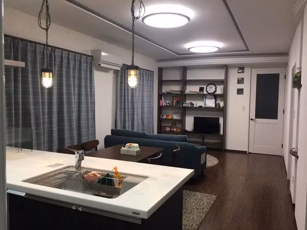 Căn nhà diện tích 140 m2 nằm trên khu đất rộng 400 m2 có 4 phòng ngủ, nhiều phòng để đồ; đằng sau có vườn rau, bãi đỗ xe đủ chỗ cho 6 chiếc, phía trước là sân chơi cho trẻ. Nhà được thiết kế sang trọng, tỉ mỉ; nằm trong khu dân cư đông đúc, gần trường tiểu học và trung học.