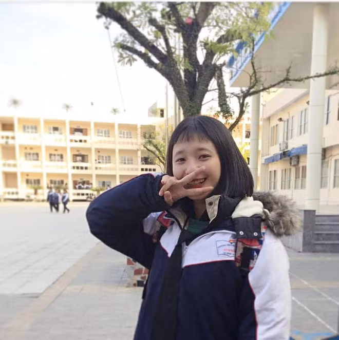 Theo tìm hiểu, nữ sinh Hải Phòng lãnh hậu quả từ việc nhờ bạn cắt tóc mái có tên Đỗ Thị Trà My, đang là học sinh lớp 11B1 trường THPT Hồng Bàng ở Hải Phòng.