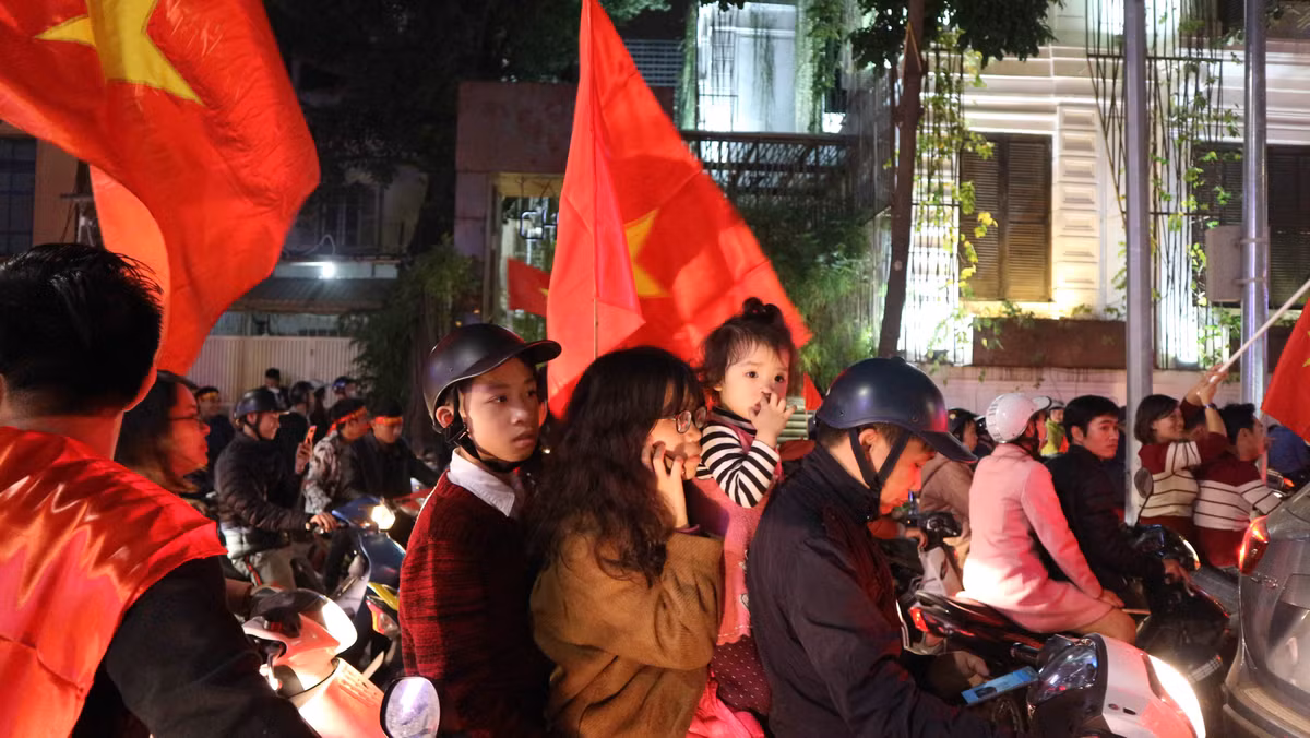 Không chỉ có những thanh niên, nhiều ông bố bà mẹ cùng với những "thiên thần nhí" của mình cũng hòa vào dòng người để ăn mừng chiến thắng của U23 Việt Nam.