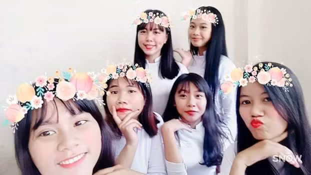 Được biết, các cô gái trong bức ảnh năm nay sẽ lên lớp 11. Thêm nữa sau khi nghe tin bạn bị ốm, cả nhóm đã nghĩ khi vào thăm sẽ làm gì cho bạn được vui, thế là cả bọn đã bày ra trò này và không ngờ được nhiều người chú ý tới vậy.