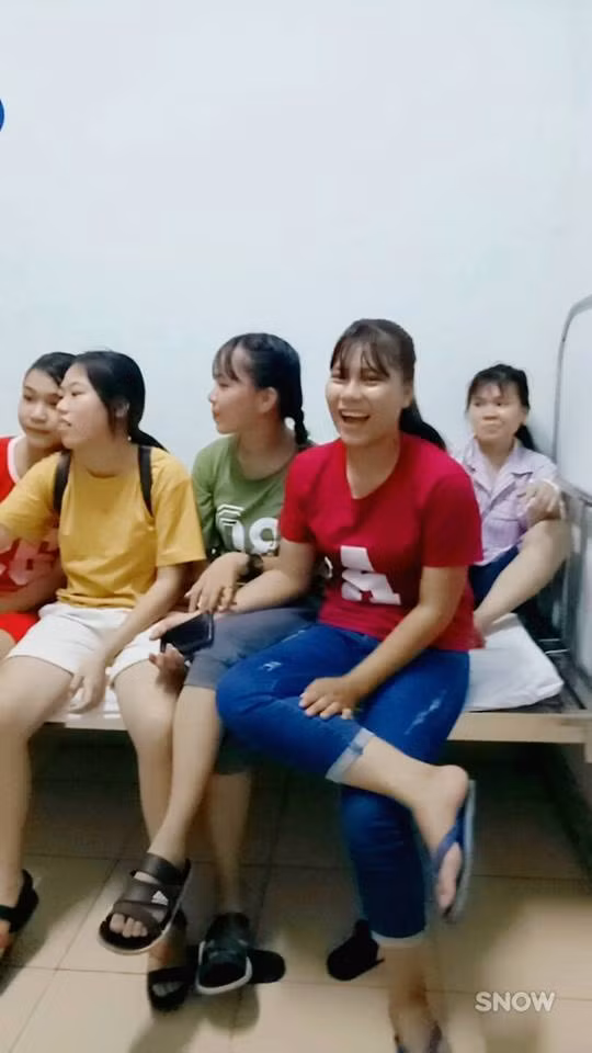 Sau khi bức ảnh được đăng tải, một thành viên trong nhóm bạn thân này đã đăng đàn giải thích rằng, hành động này của các cô gái chỉ là đùa vui, mong muốn giúp người bạn bị ốm lấy lại nụ cười sau quãng thời gian nằm viện mệt mỏi, buồn chán.