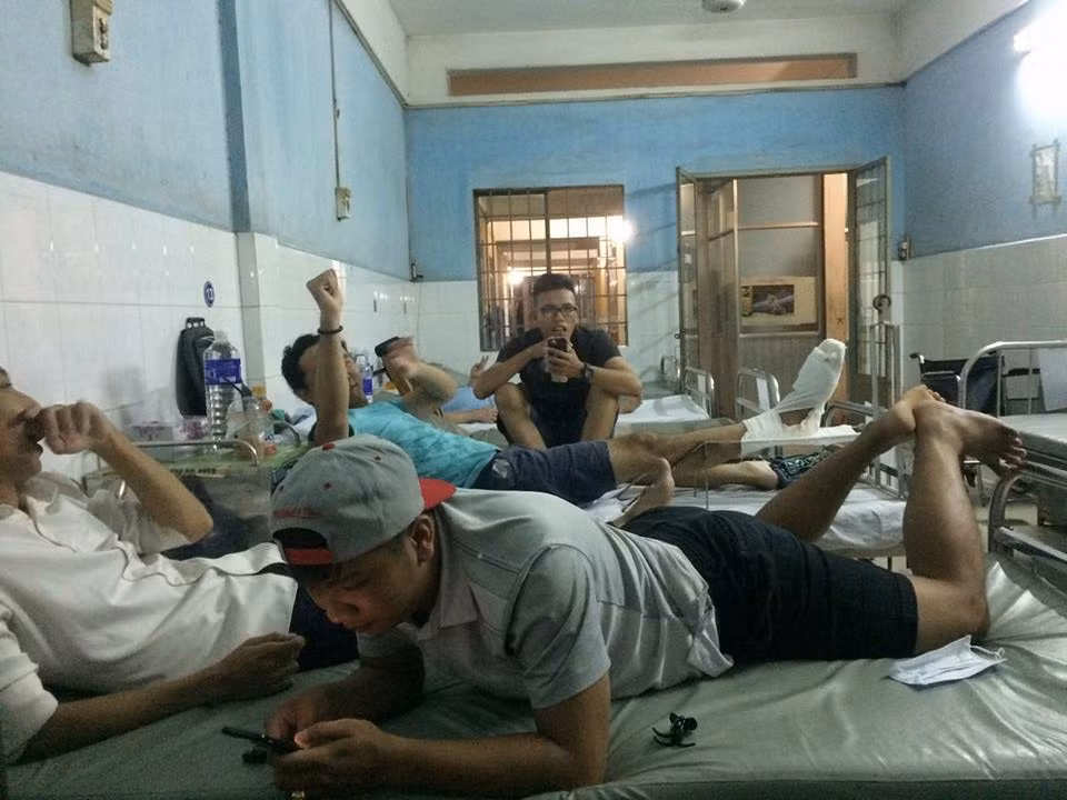 Trước đó việc vào viện thăm bạn mà mỗi đứa làm một việc mặc kệ người chân đau cũng đã diễn ra khiến cho một phen bức xúc và cho rằng đó là sự vô tâm. Tuy nhiên, sau đó mọi chuyện được sáng tỏ khi đây cũng là một trò diễn hơi thái quá của các cậu học trò. Ảnh trong bài: Sưu tầm Facebook